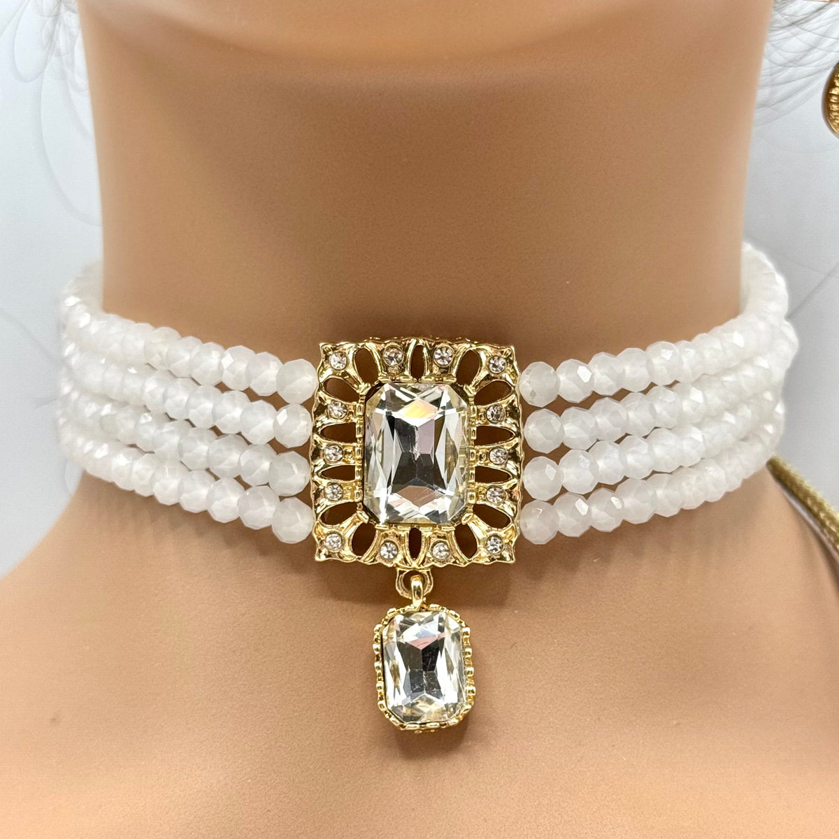 Parure ras du cou blanc