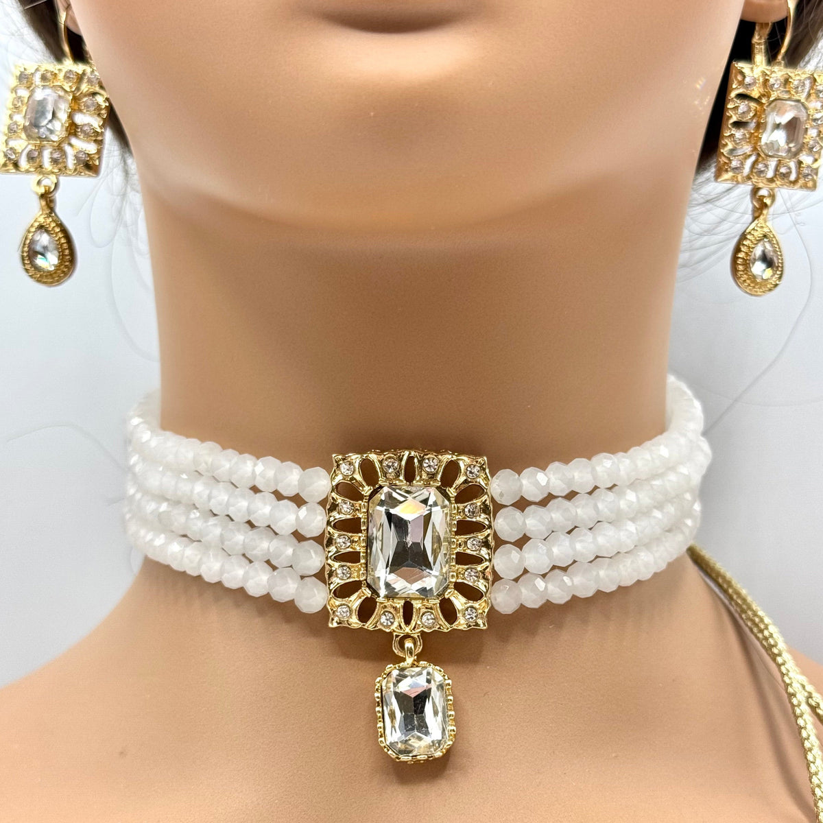 Parure ras du cou blanc